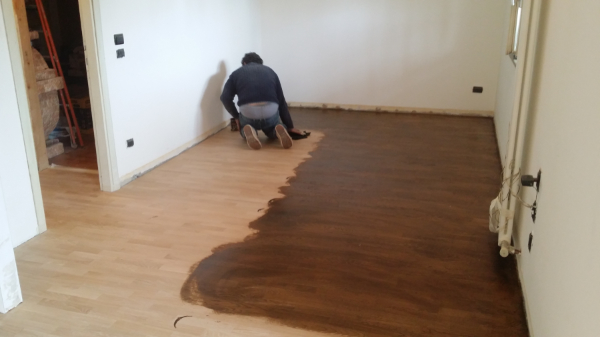 come cambiare il colore, lucidare, stuccare un pavimento in parquet a Milano e Monza.