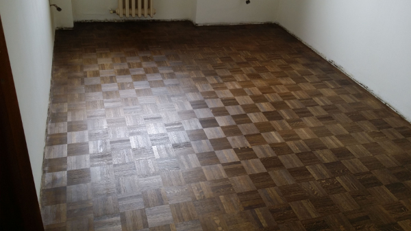 Verniciatura, stuccatura e cambio colore di un pavimento in parquet a Milano