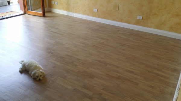 lamare, verniciare, stuccare e cambiare il colore di un pavimento in parquet a Milano