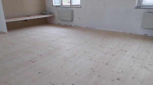 lucidatura, verniciatura e stuccatura di un pavimento in parquet a Milano