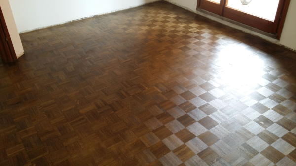levigatura, cambio del colore, verniciatura di un pavimento in parquet a Milano