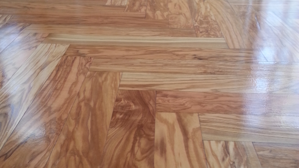 LEVIGARE MARMI E PARQUET MILANO: levigatura di un pavimento in legno parquet con verncie ad acqua satinata a Milano e Monza
