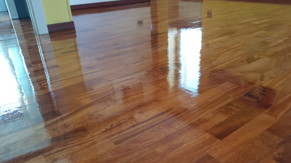 LEVIGARE MARMI E PARQUET MILANO: levigatura di un pavimento in parquet con vernce ad acqua opaca a Milano e a Monza 