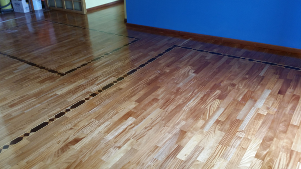 verniciatura, levigatura, lamatura, lucidatura, stuccatura e cambio colore di una camera con pavimenti in legno parquet con vernice ad acqua satinata a Milano e Monza