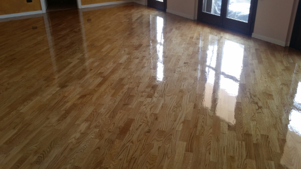 verniciare, stuccare, lucidare un pavimento in parquet con vernce a solvente lucida a Milano e a Monza