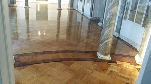 verniciatura e stuccatura di una sola stanza con pavimento in parquet con verince a solventi a Milano e Monza