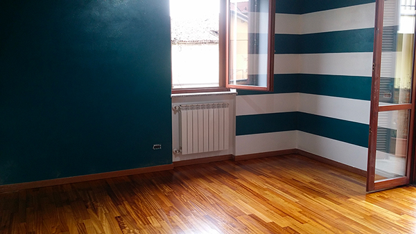 verniciatura, lucidatura, stuccatura, e cambio colore di pavimenti in legno parquet con vernice ad acqua o a solvente lucida a Milano e Monza