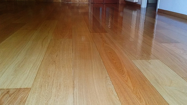 verniciatura, lucidatura, lamatura, e stuccatura di pavimenti in legno parquet con vernice ad acqua o a solvente lucida o opaca a Milano e Monza